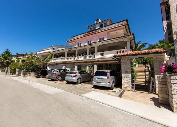 Apartment In Pjescana Uvala Mit Gemeinschaftspoo By Interhome