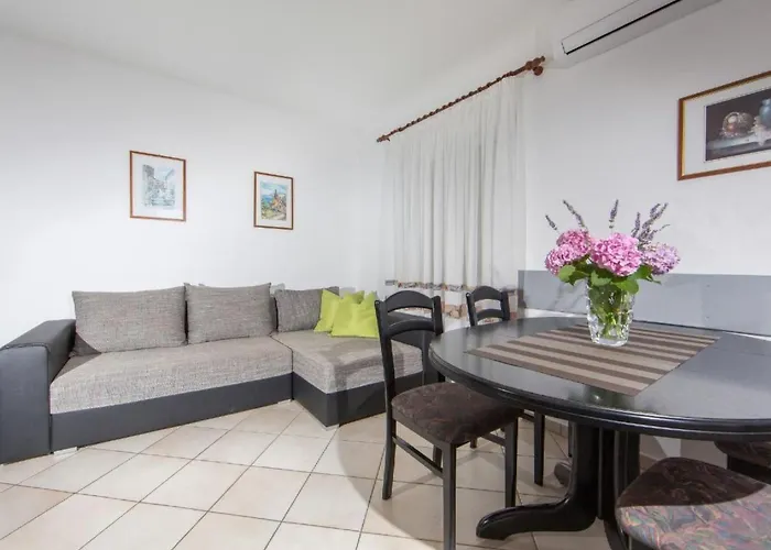 Apartment In Pjescana Uvala Mit Gemeinschaftspoo By Interhome *