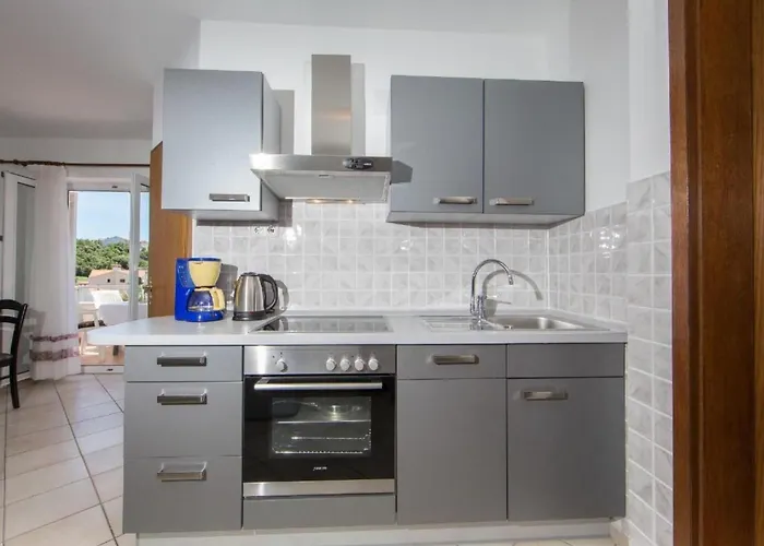 In Pjescana Uvala Mit Gemeinschaftspoo By Interhome Apartment