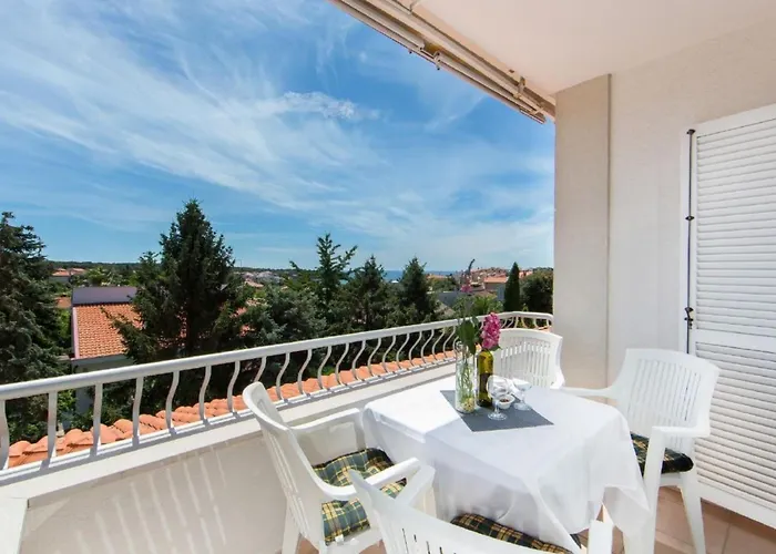 Apartment In Pjescana Uvala Mit Gemeinschaftspoo By Interhome *