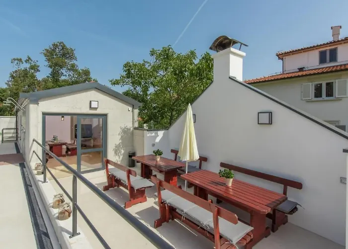In Pjescana Uvala Mit Gemeinschaftspoo By Interhome Apartment Pula