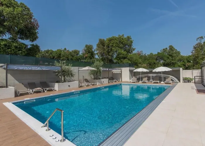 Apartment In Pjescana Uvala Mit Gemeinschaftspoo By Interhome
