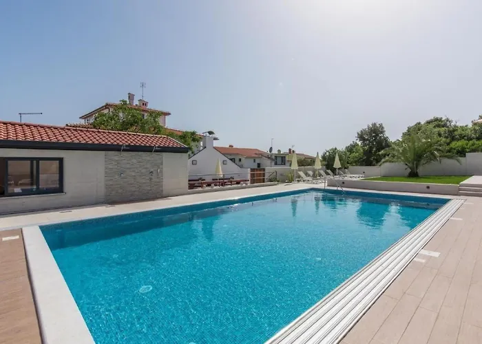 Apartment In Pjescana Uvala Mit Gemeinschaftspoo By Interhome