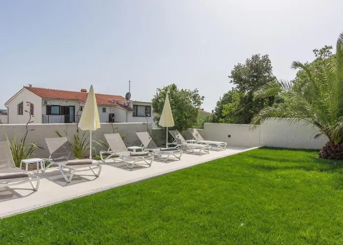 In Pjescana Uvala Mit Gemeinschaftspoo By Interhome Apartment Pula