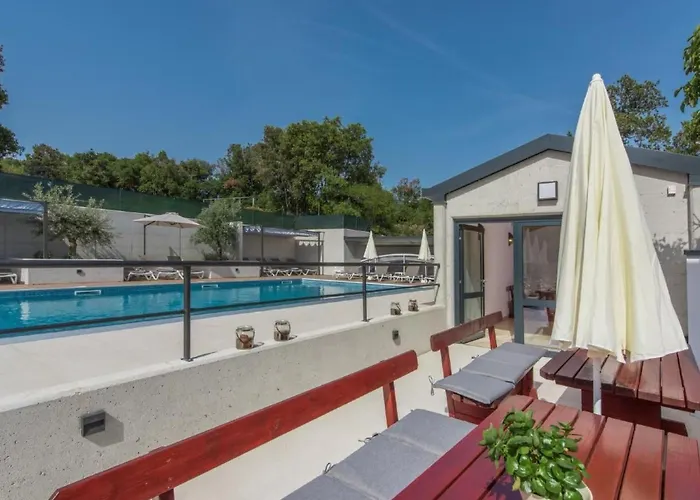In Pjescana Uvala Mit Gemeinschaftspoo By Interhome Apartment