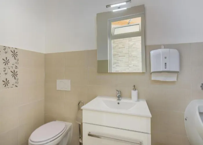 Apartment In Pjescana Uvala Mit Gemeinschaftspoo By Interhome *