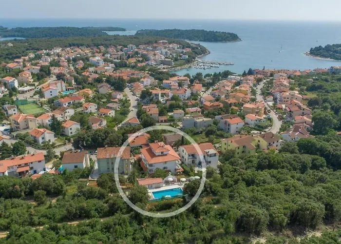 Apartment In Pjescana Uvala Mit Gemeinschaftspoo By Interhome *