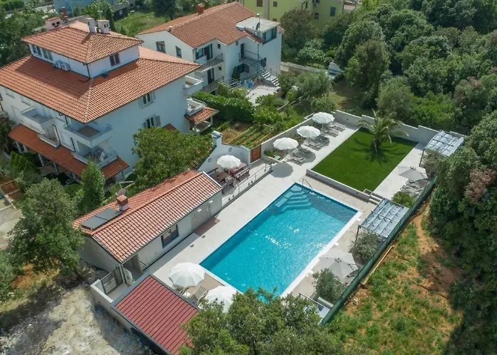 Apartment In Pjescana Uvala Mit Gemeinschaftspoo By Interhome